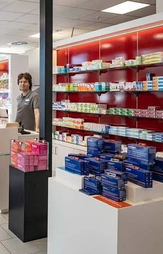 Innenansicht der Apotheke Augsburg mit modernen Verkaufsflächen und Beratungstresen 