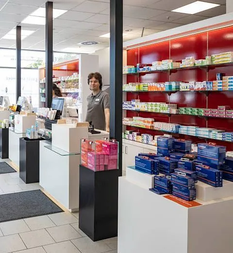 Innenansicht der Apotheke Augsburg mit modernen Verkaufsflächen und Beratungstresen 