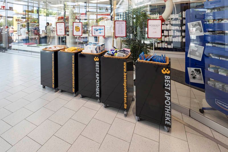 BEST Apotheken Augsburg - GISELA - Kunden Stopper vor der Filiale