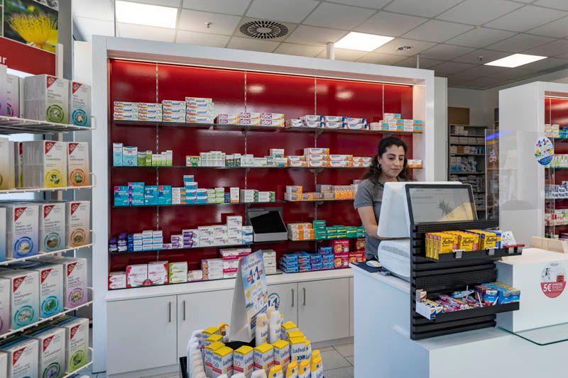 BEST Apotheken Augsburg - GISELA - Mitarbeiterin an der Kasse